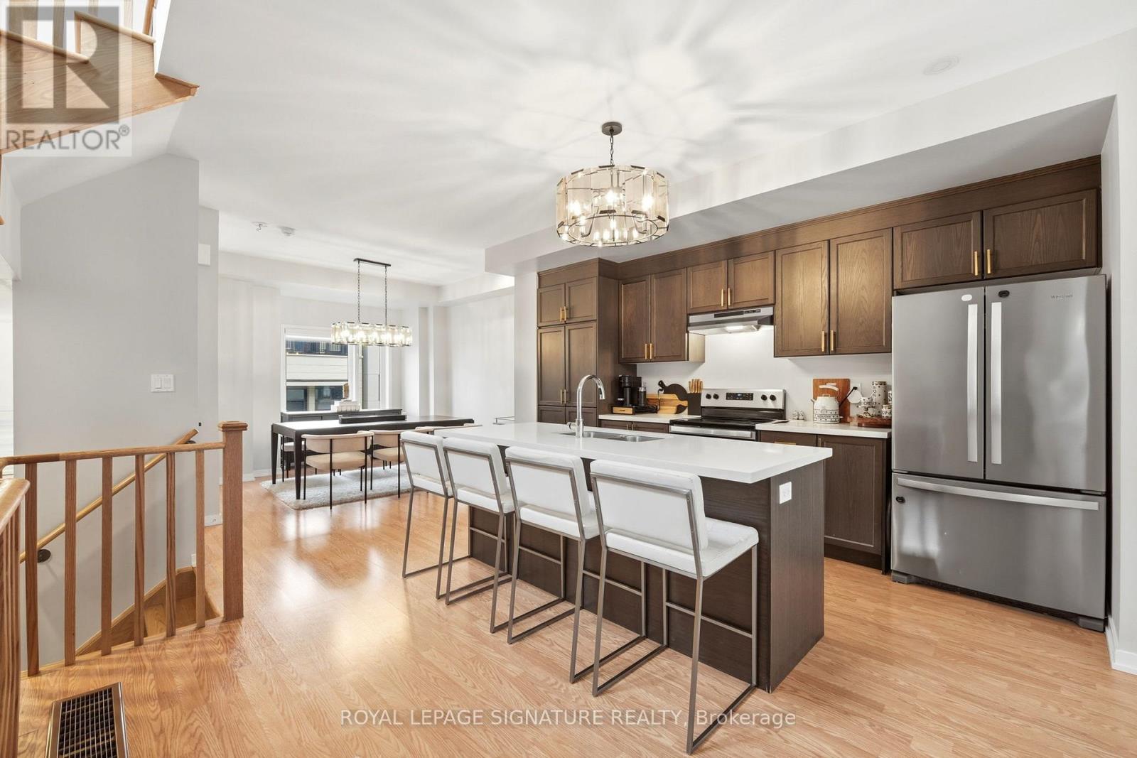 12 HEATHROW LANE - 12