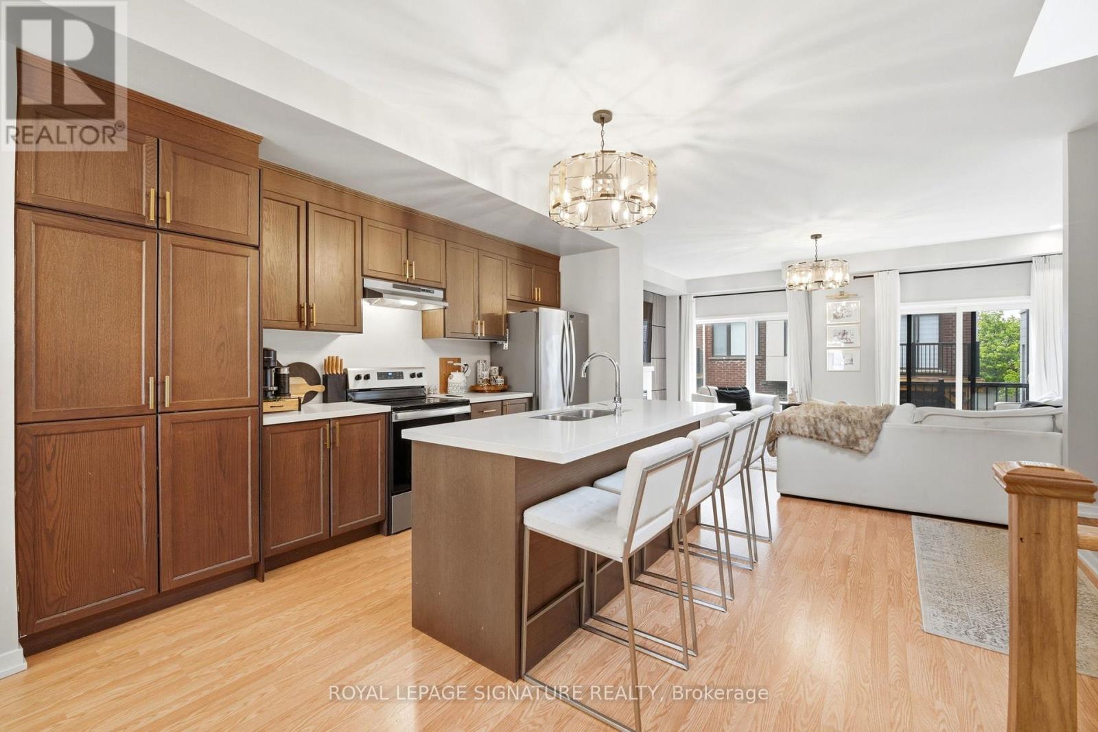 12 HEATHROW LANE - 13