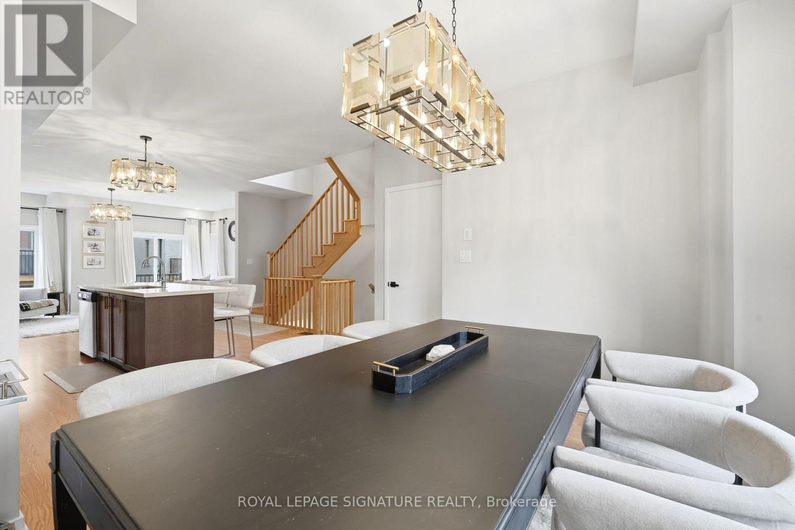 12 HEATHROW LANE - 18
