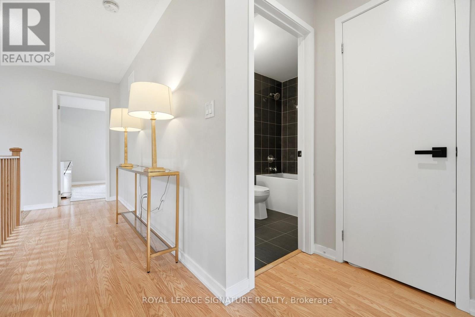 12 HEATHROW LANE - 21