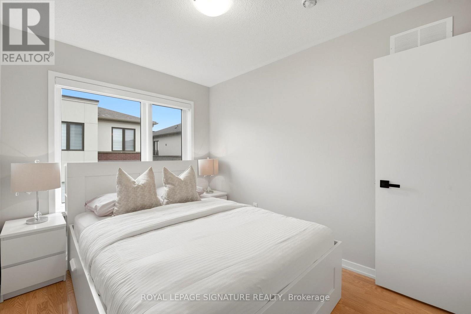 12 HEATHROW LANE - 23