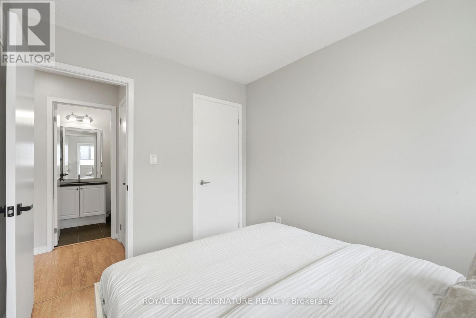12 HEATHROW LANE - 24