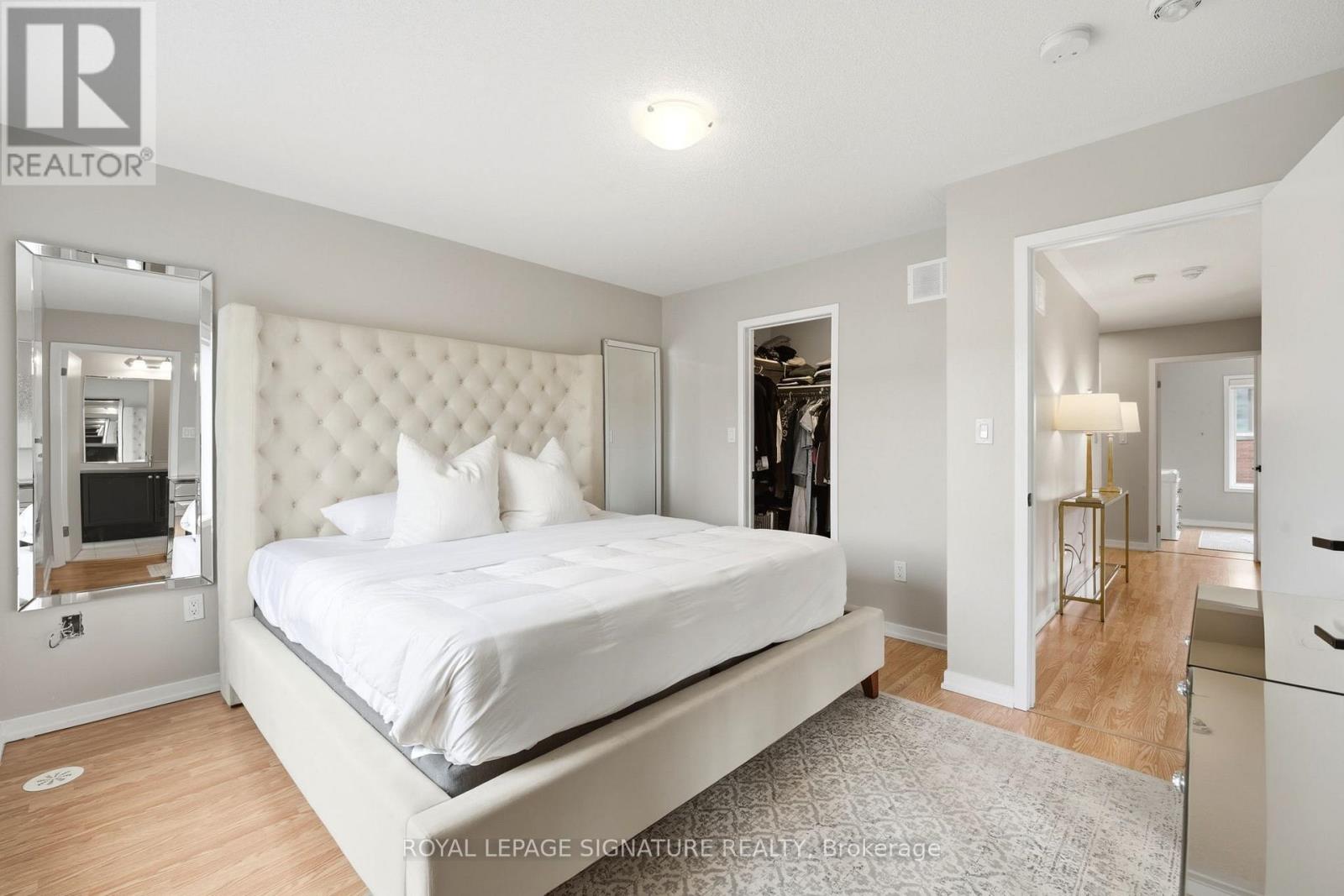 12 HEATHROW LANE - 26