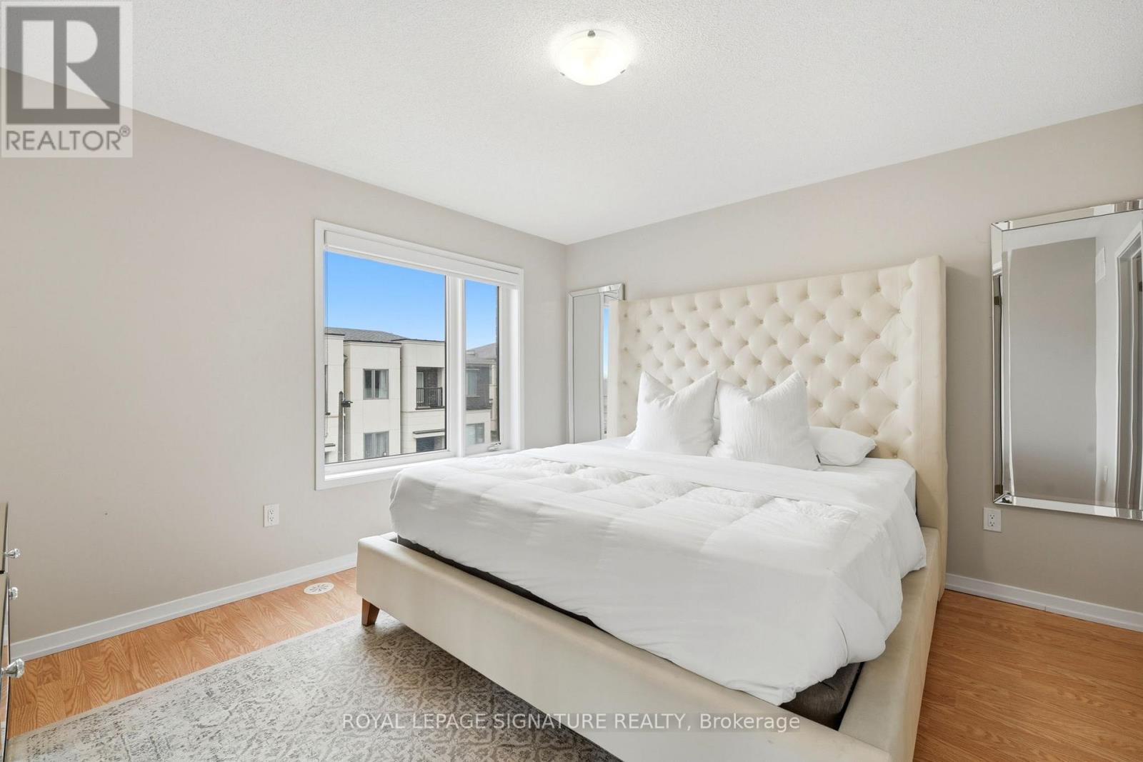 12 HEATHROW LANE - 27