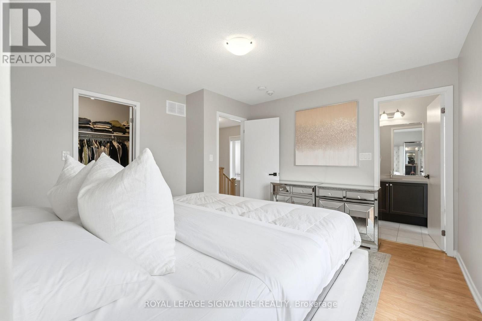 12 HEATHROW LANE - 28