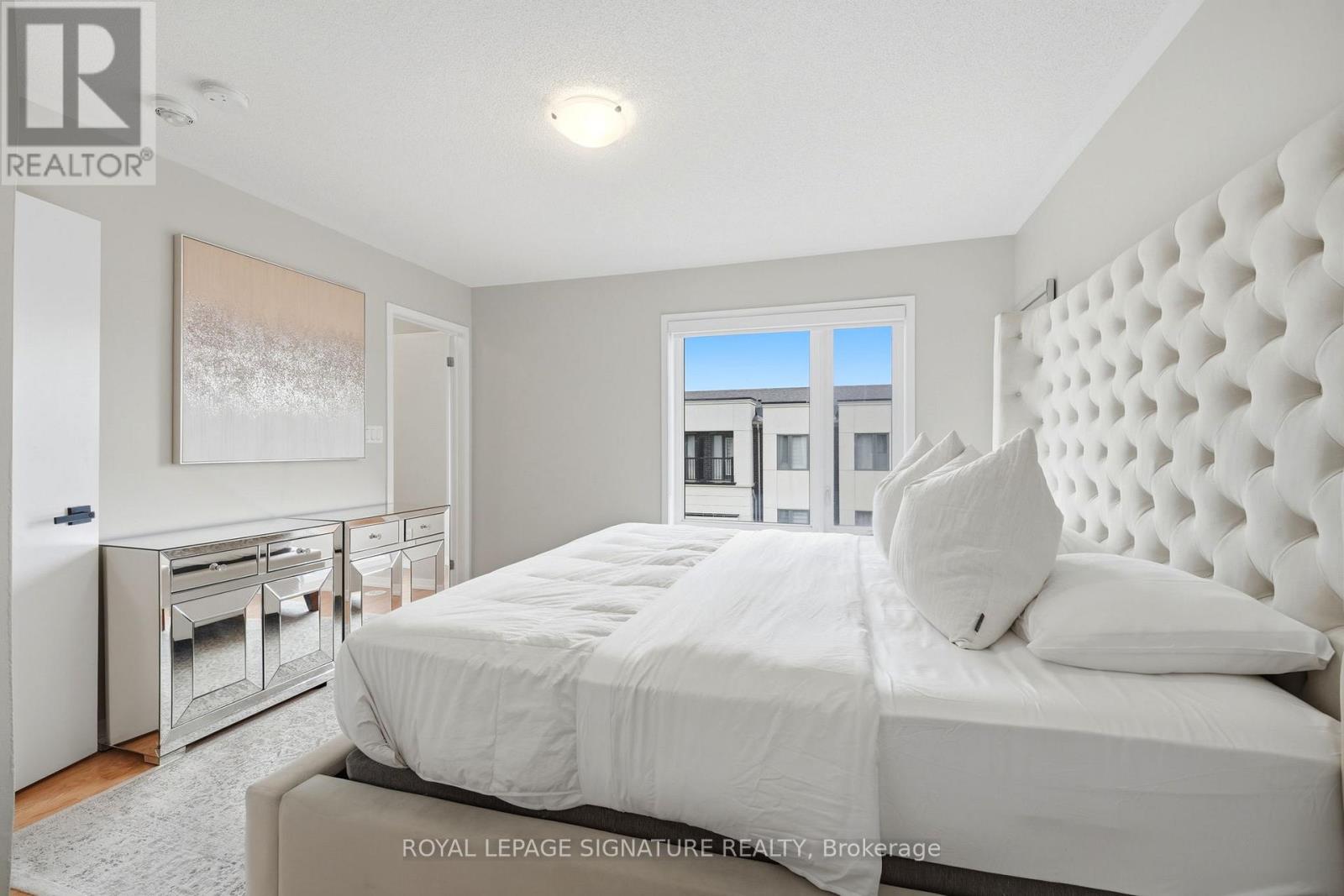 12 HEATHROW LANE - 29