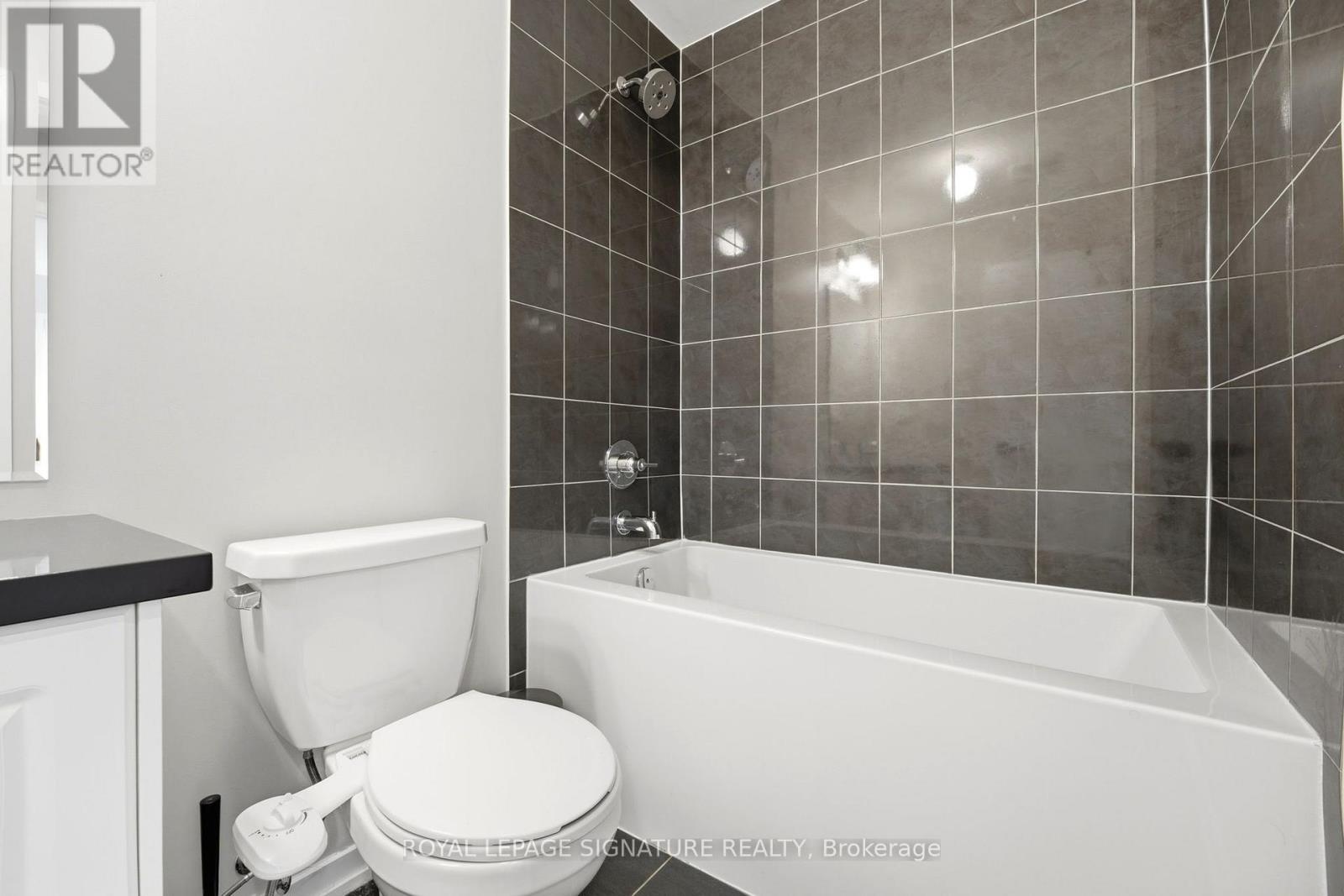 12 HEATHROW LANE - 33