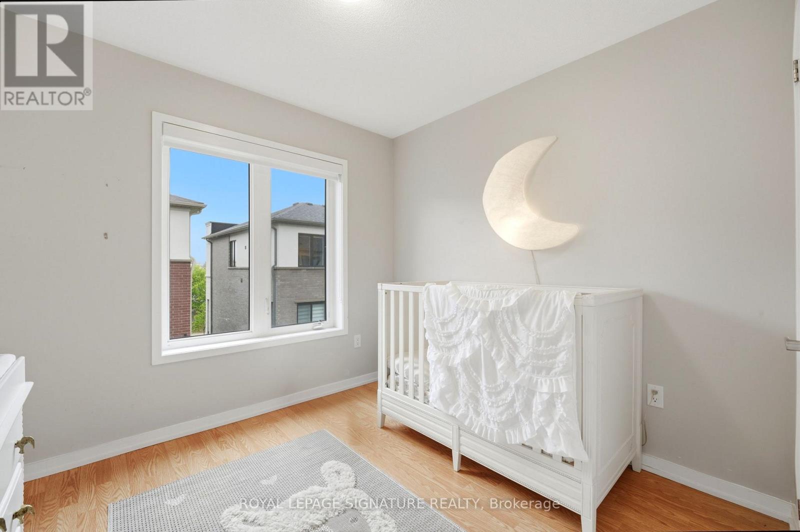 12 HEATHROW LANE - 34