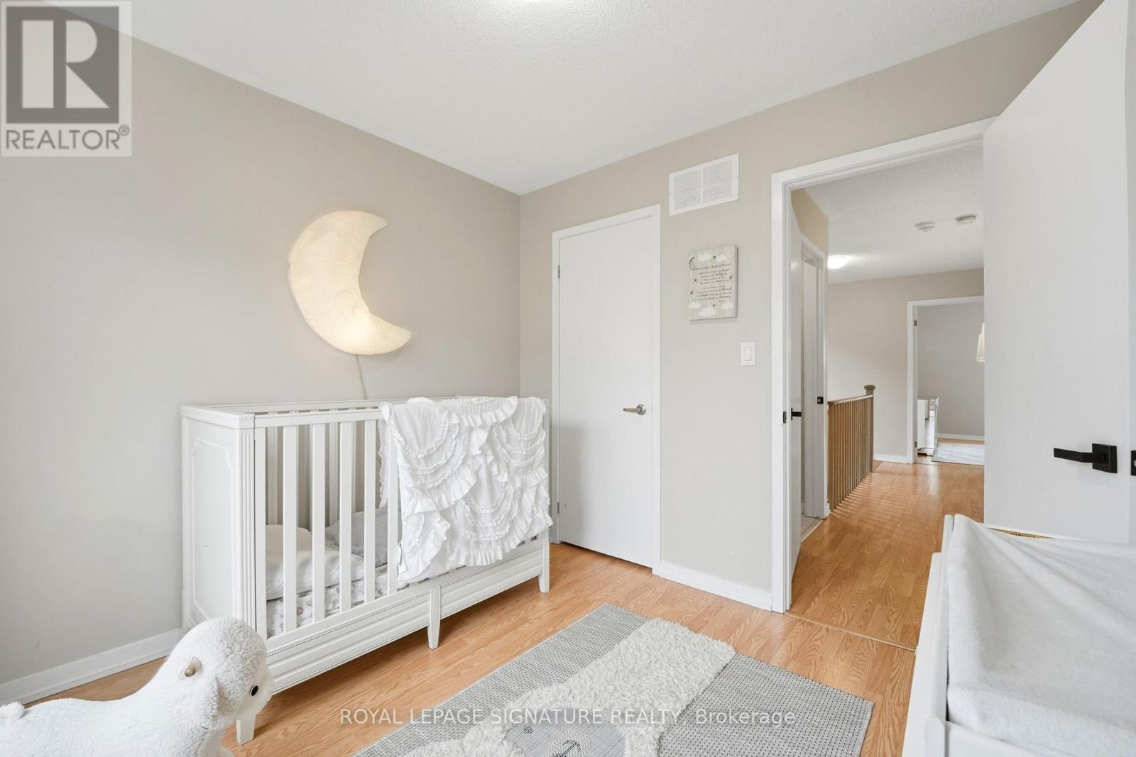 12 HEATHROW LANE - 35