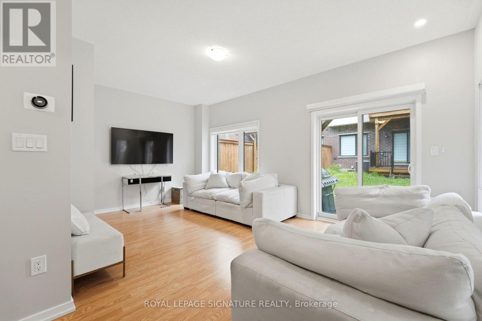 12 HEATHROW LANE - 36