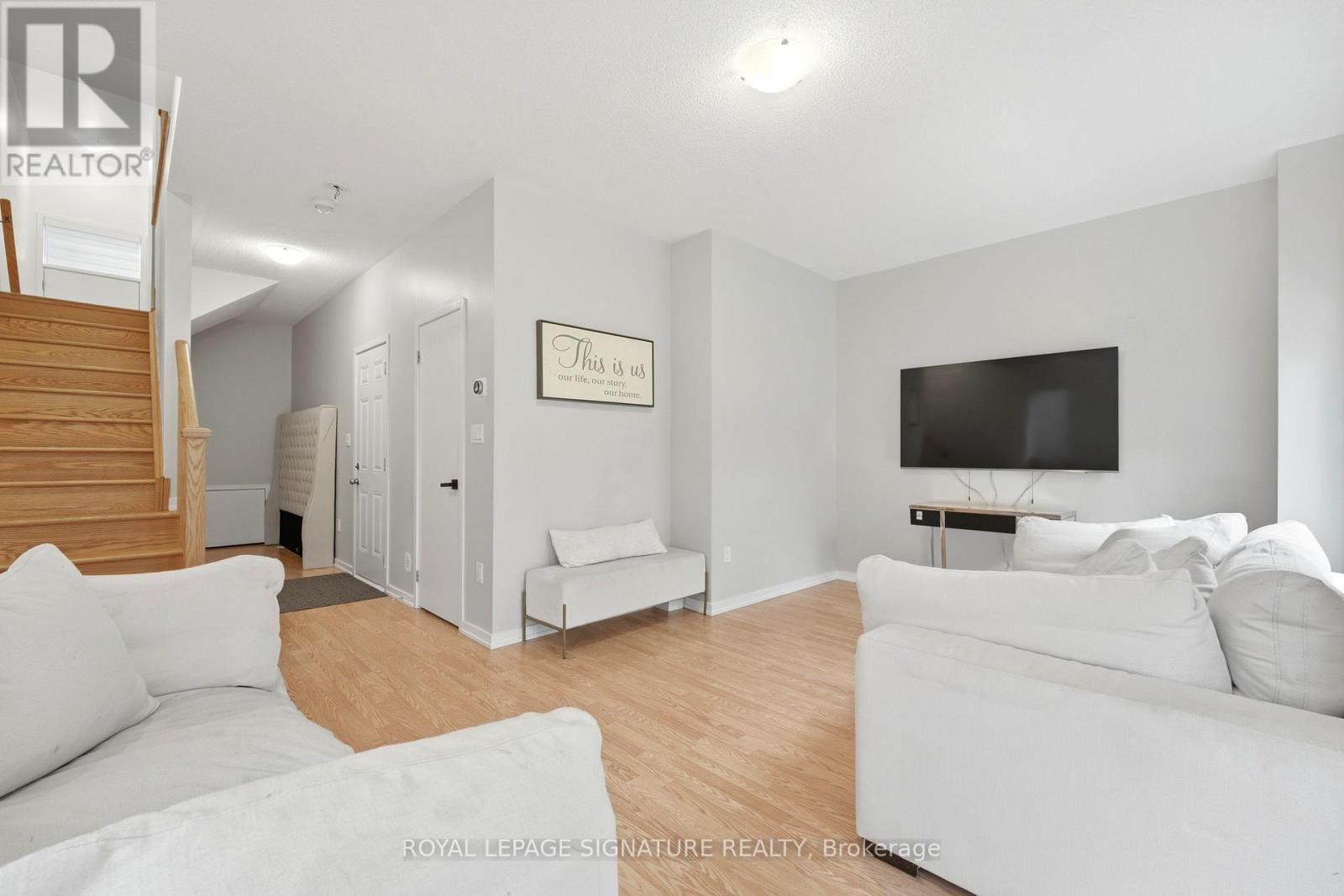 12 HEATHROW LANE - 37