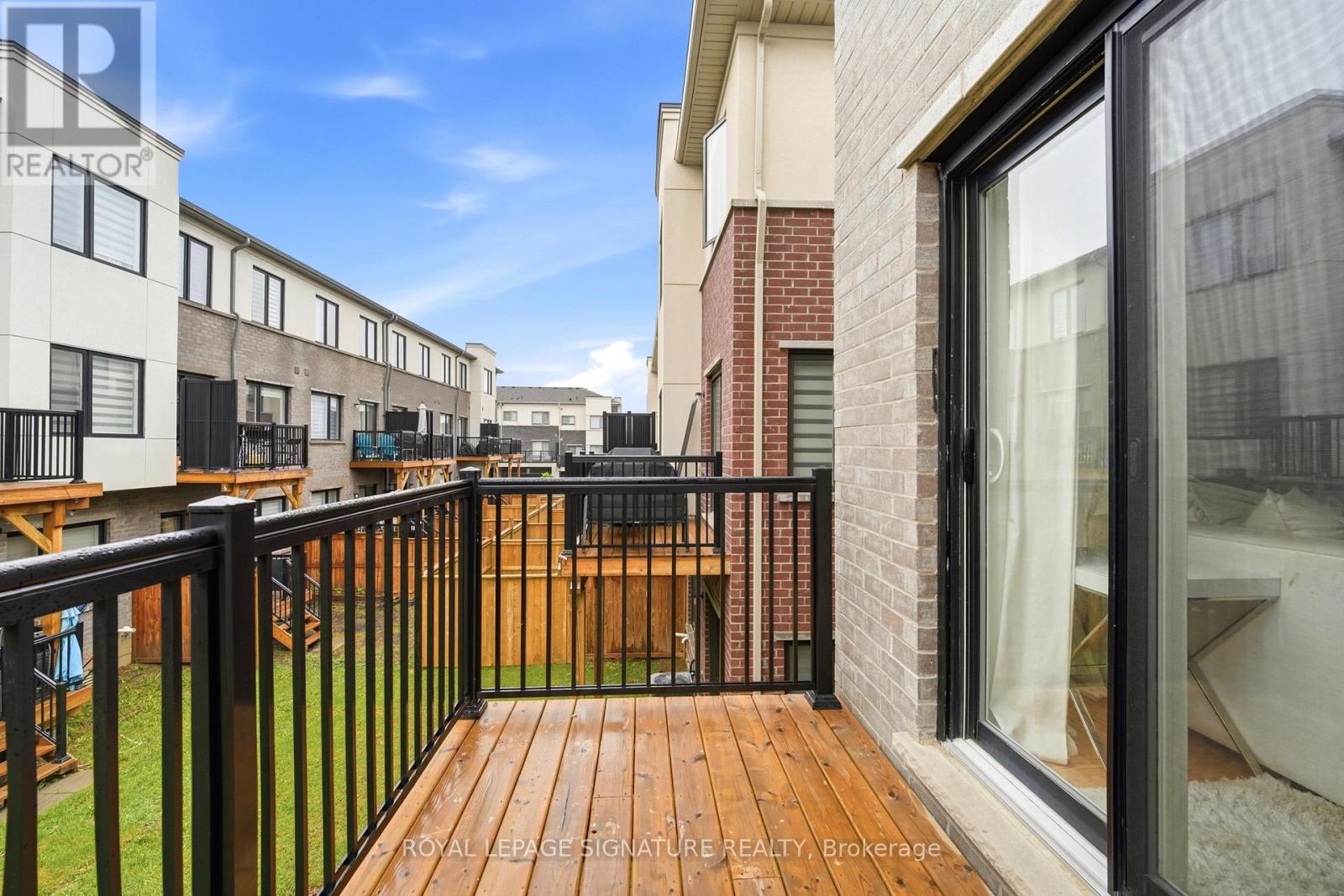 12 HEATHROW LANE - 39