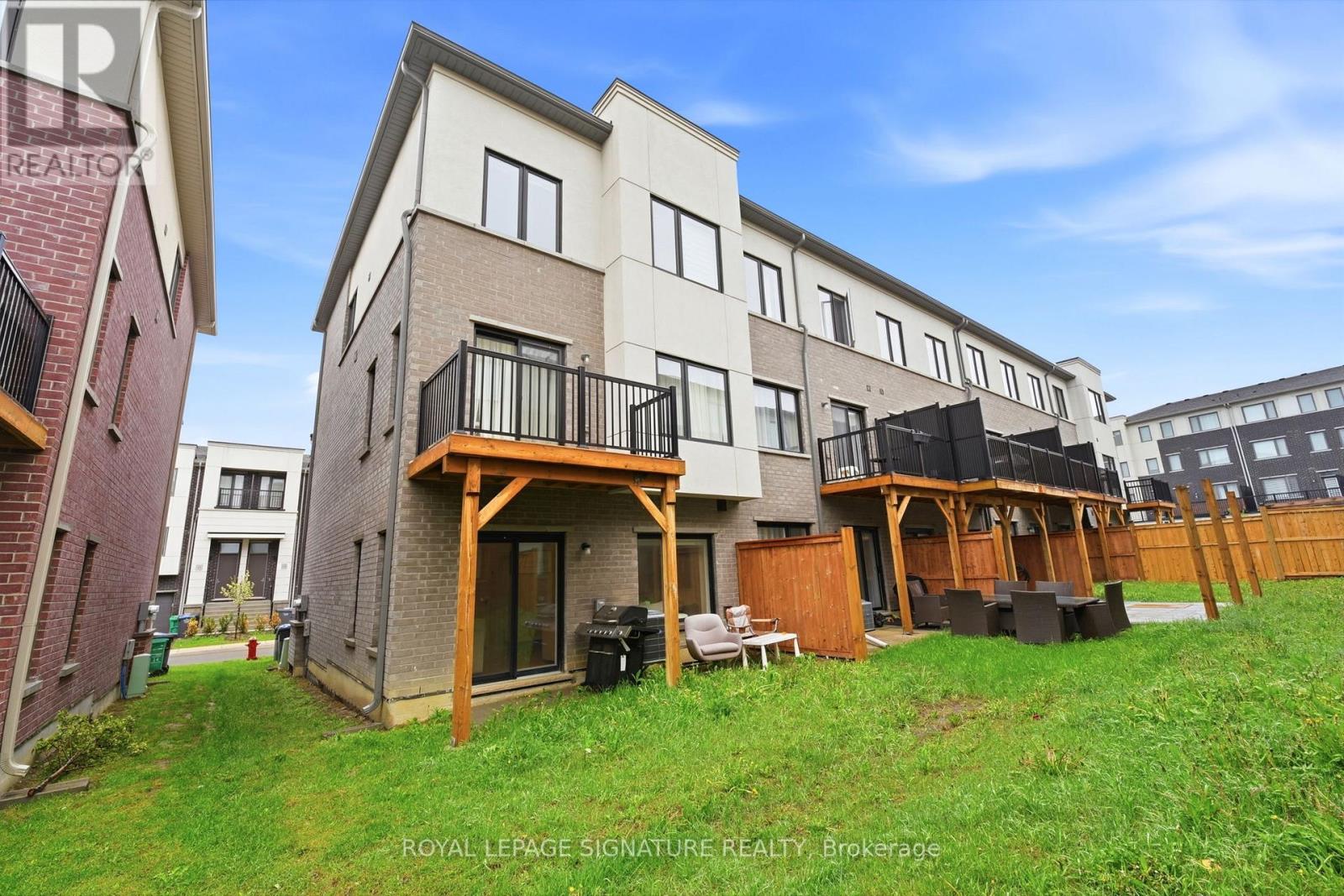 12 HEATHROW LANE - 40
