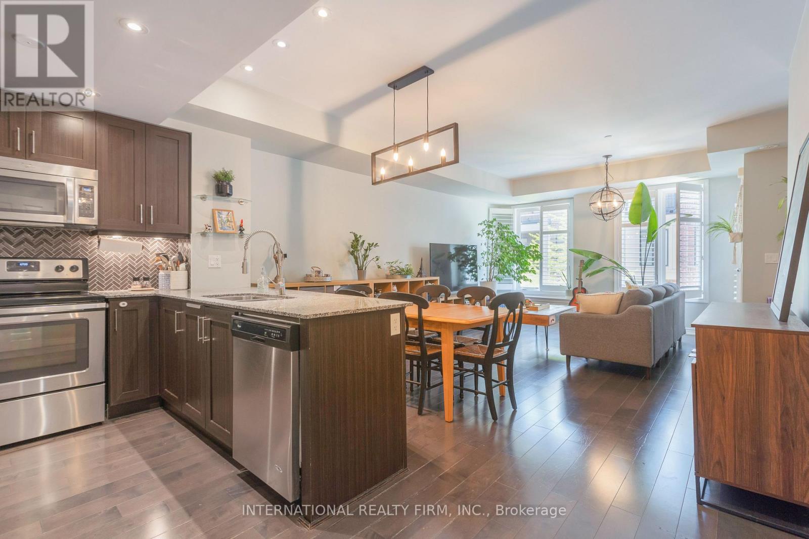#99 30 CARNATION AVENUE - Image 2