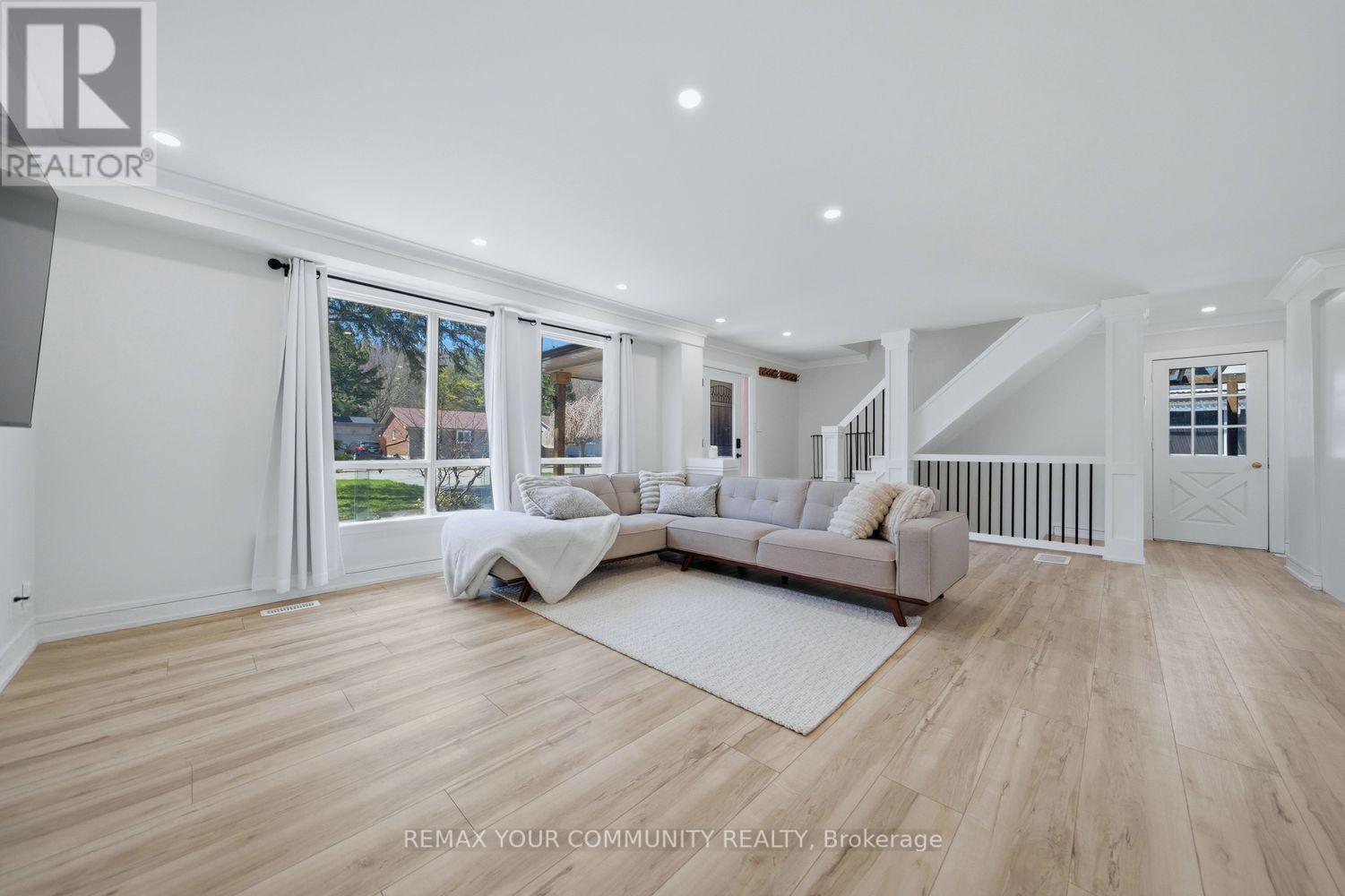 150 CONNAUGHT CRESCENT - 11