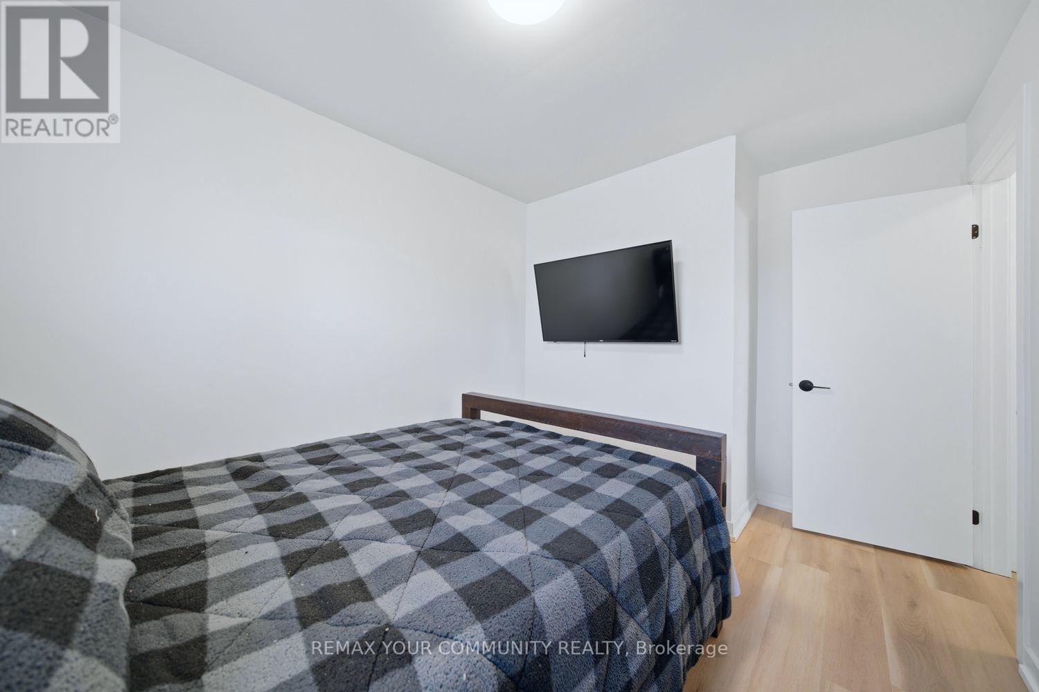 150 CONNAUGHT CRESCENT - 32