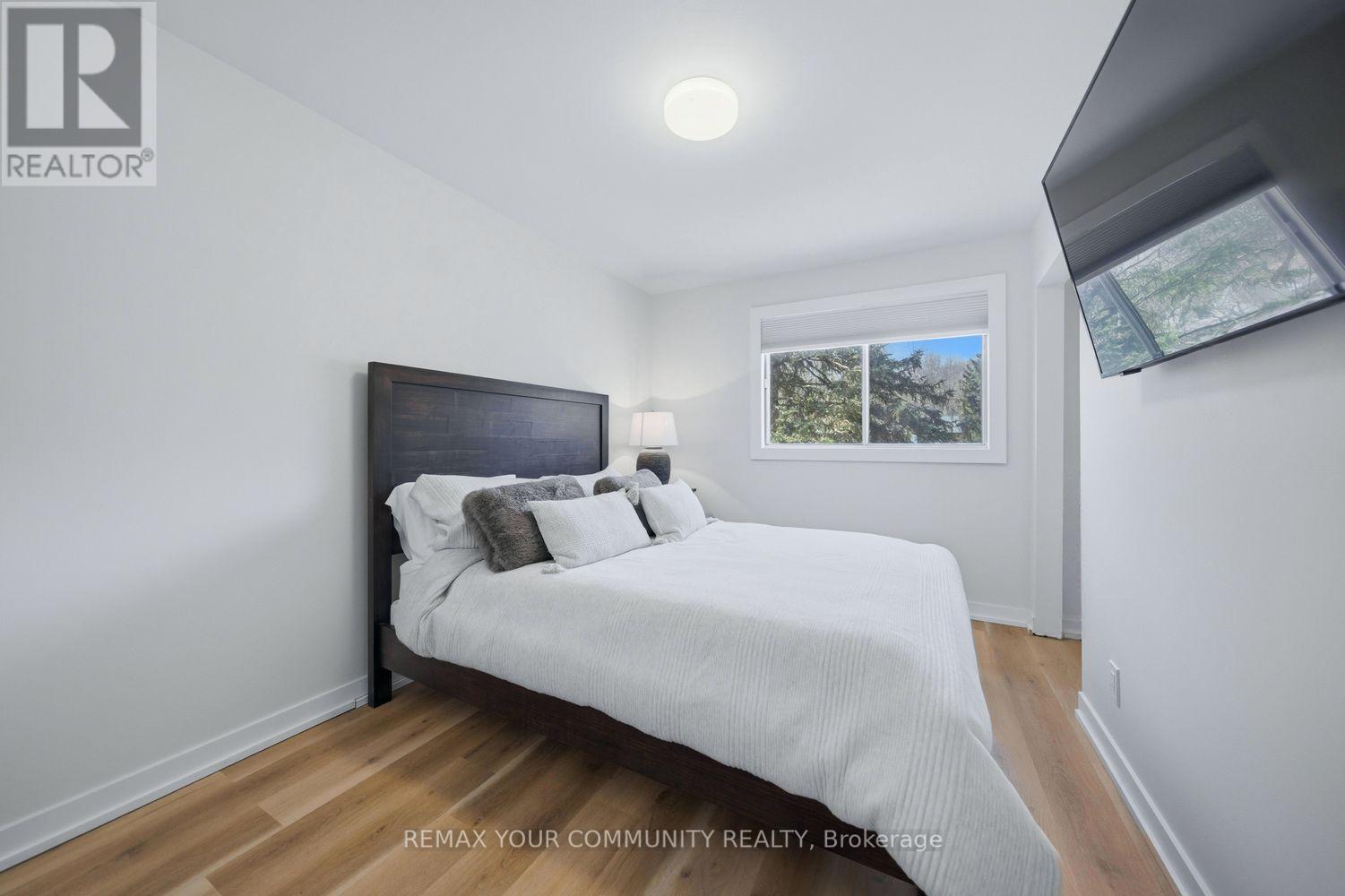 150 CONNAUGHT CRESCENT - 34