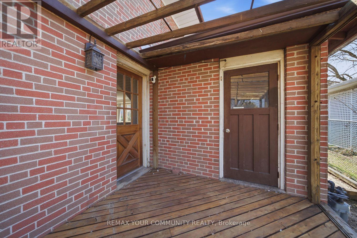150 CONNAUGHT CRESCENT - 39