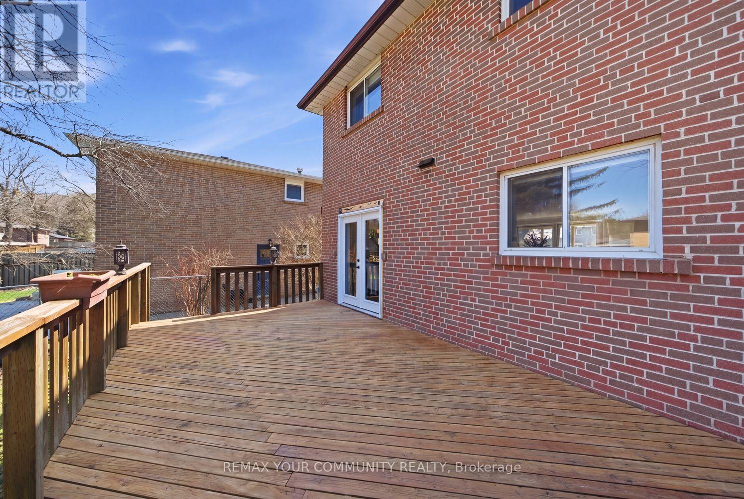 150 CONNAUGHT CRESCENT - 40