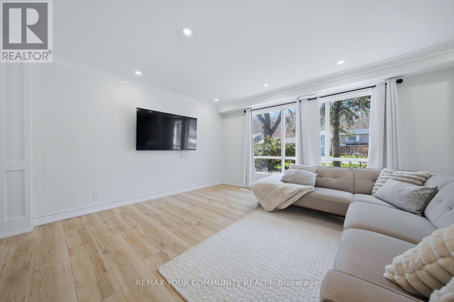 150 CONNAUGHT CRESCENT - 9