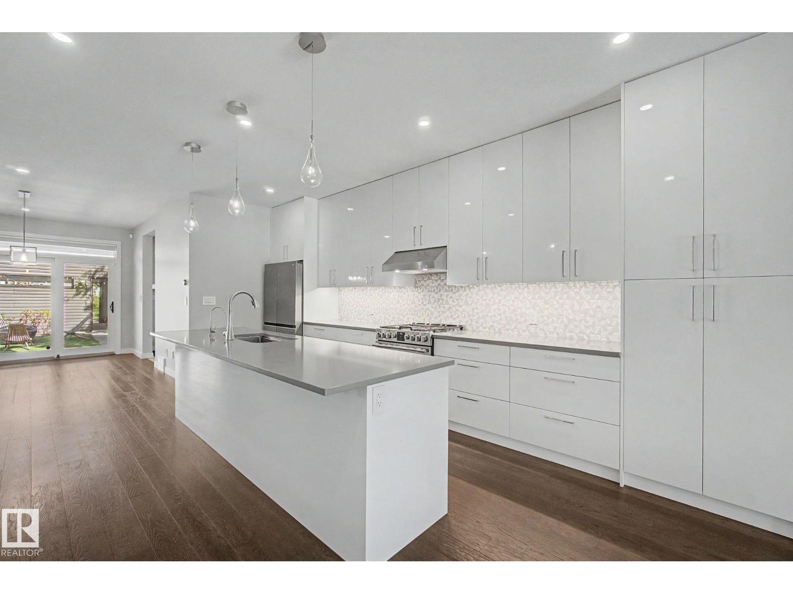 11430 75 AV NW - 10