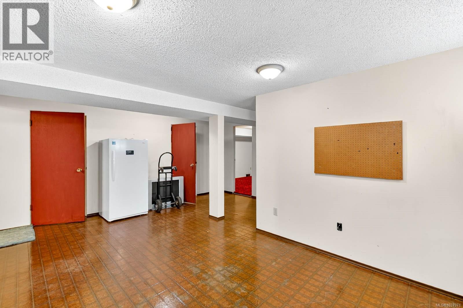 4664 Angus St - 35