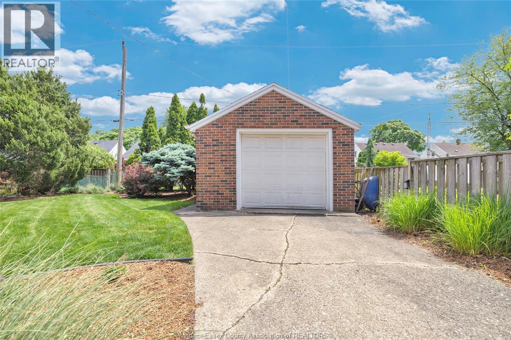 2005 AMIENS AVENUE - 36