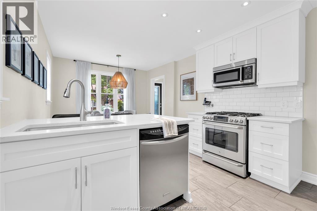 2005 AMIENS AVENUE - 8