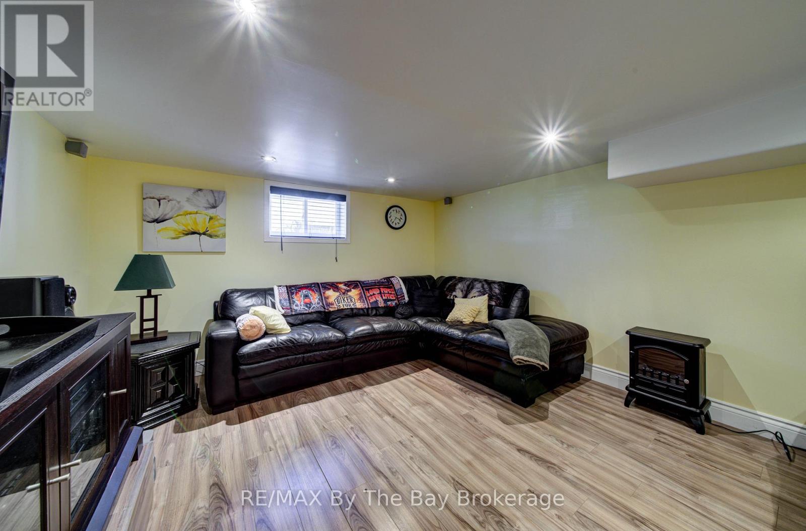 31 SAUNDERS STREET - 32