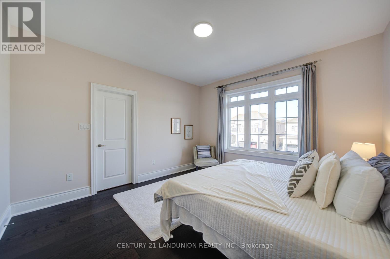 101 SILVER STERLING CRESCENT - 45