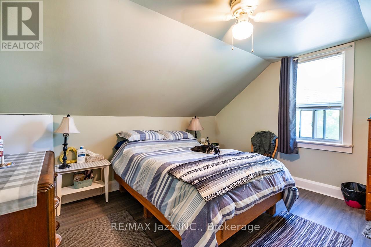 162 COLLEGE AVENUE - 17
