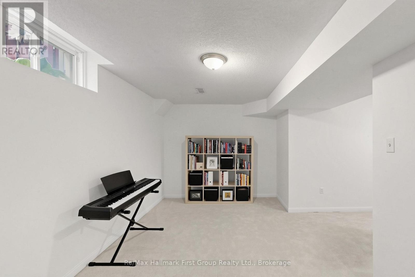 27 ROBIDEAU PLACE - 33