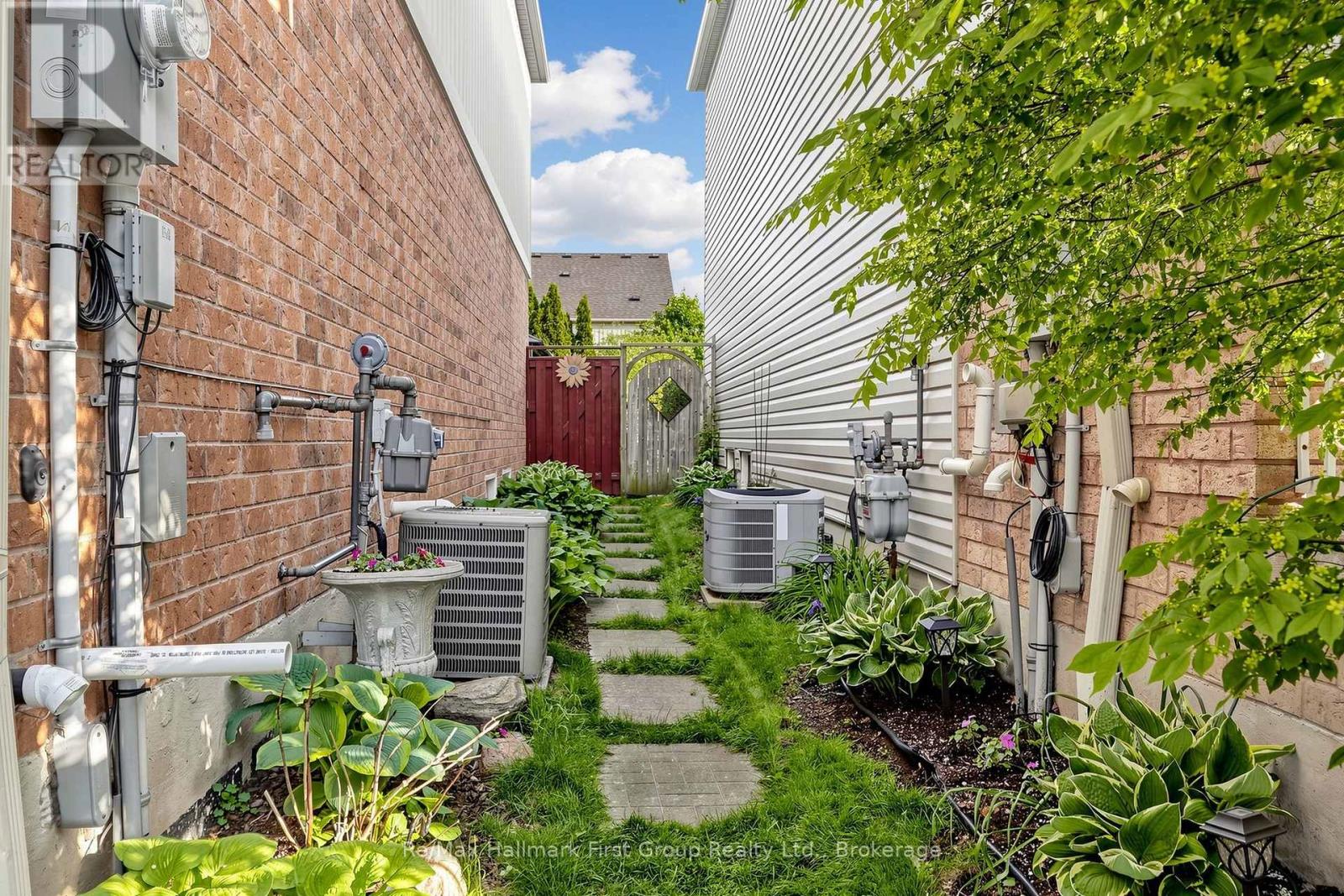 27 ROBIDEAU PLACE - 43