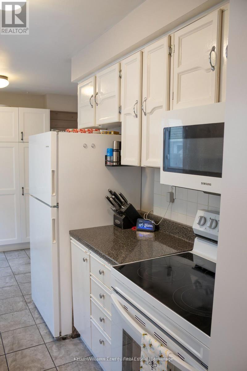 683 GRANDVIEW DRIVE - 4