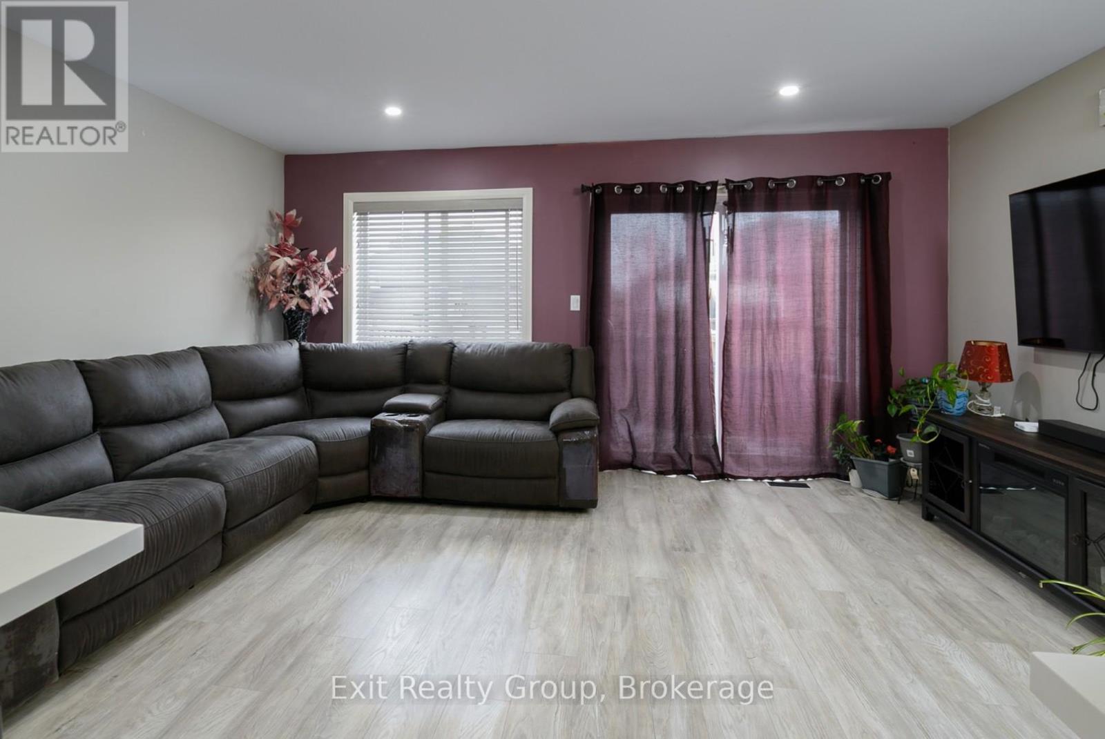 7 DEWAL PLACE - 7
