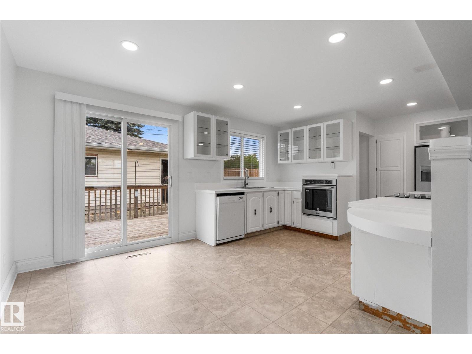 5628 140A AV NW - 10
