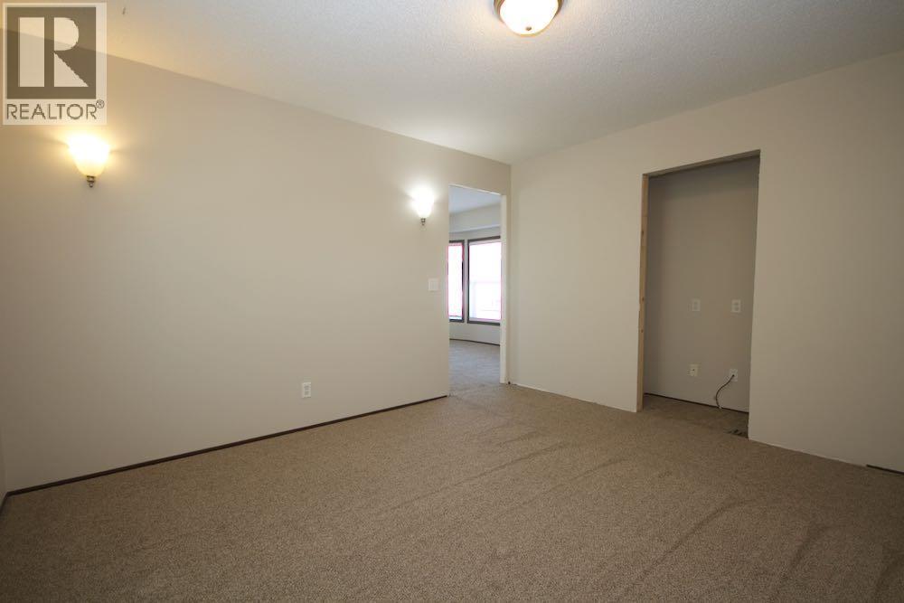323 2 Street NW — photo 17