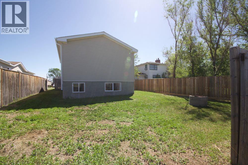 323 2 Street NW — photo 29
