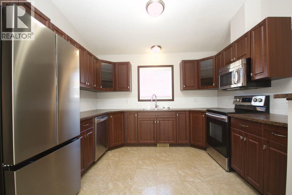 323 2 Street NW — photo 9