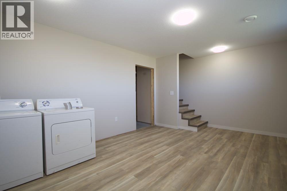 323 2 Street NW — photo 23