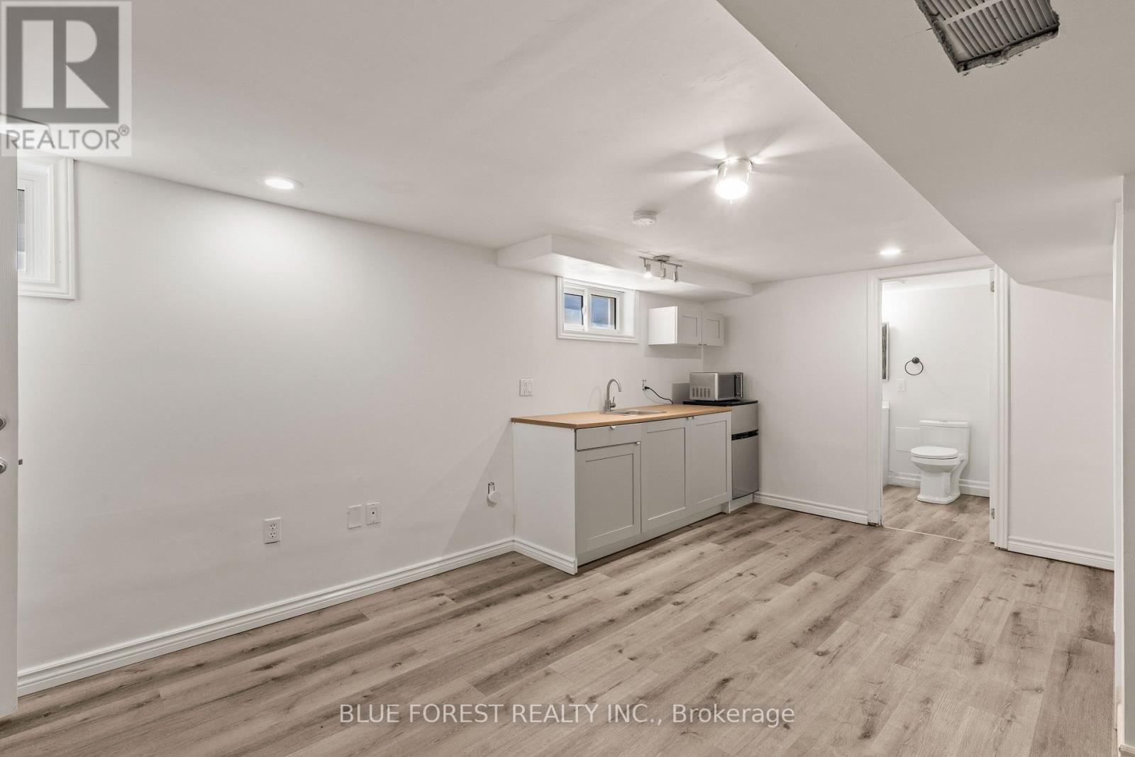 808 ADELAIDE STREET N - 22