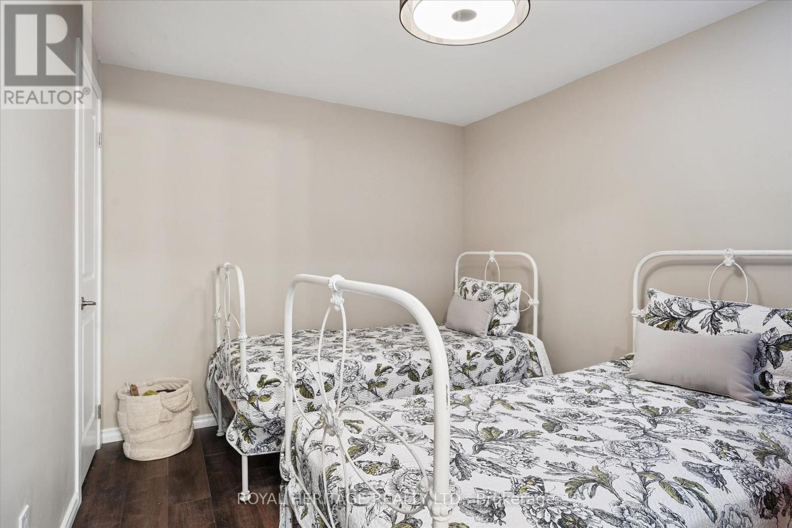 3074 EMPEROR DRIVE - 35