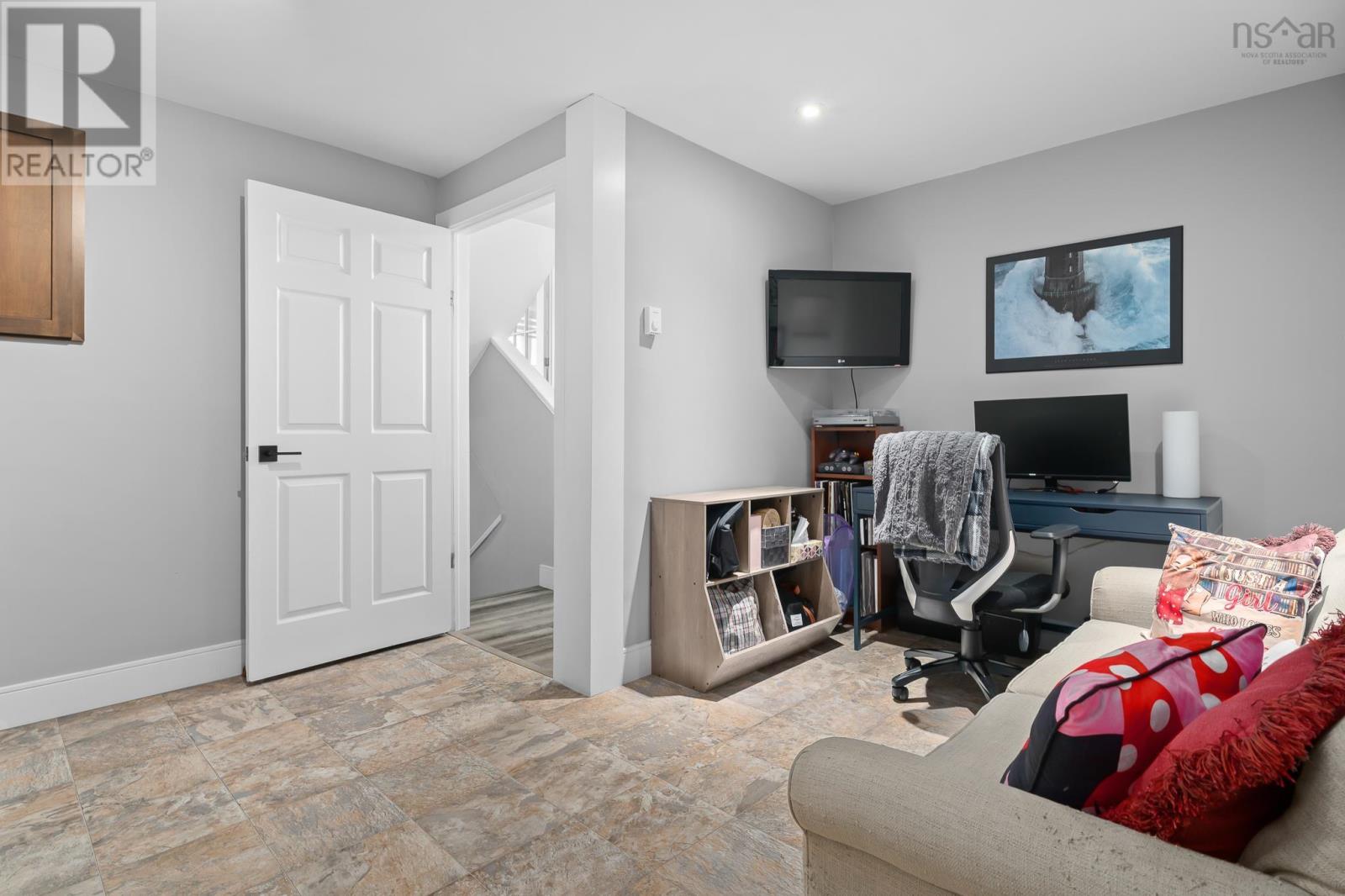 13 Roy Crescent - 26