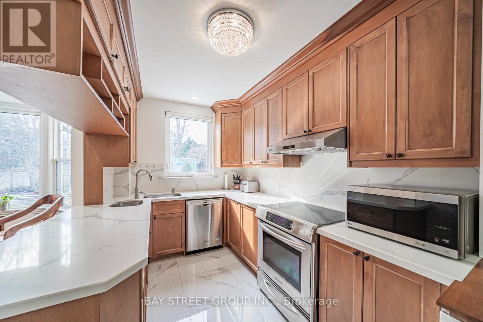 277 LAWRENCE AVENUE E - 5