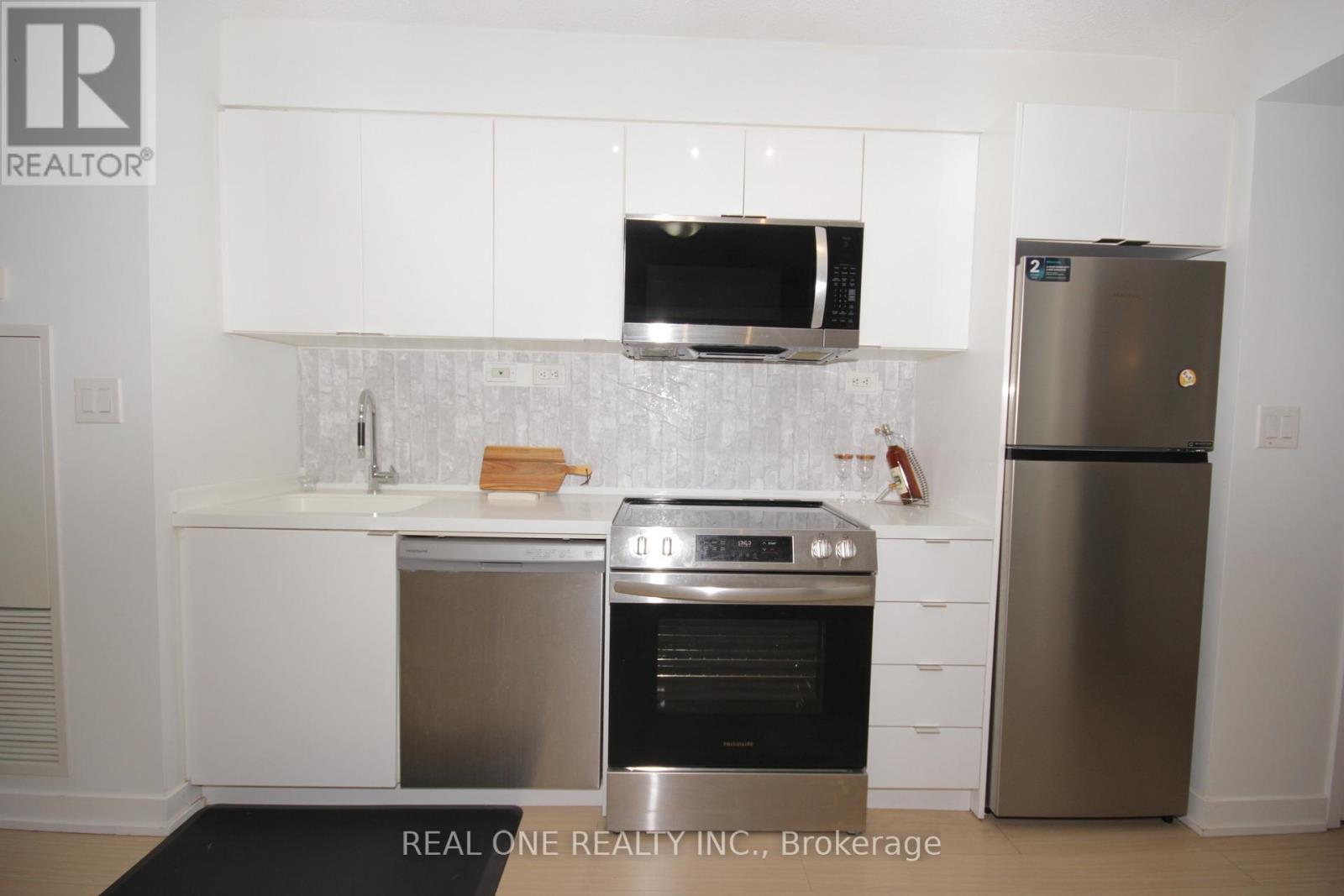 #727 10 CAPREOL COURT - 14