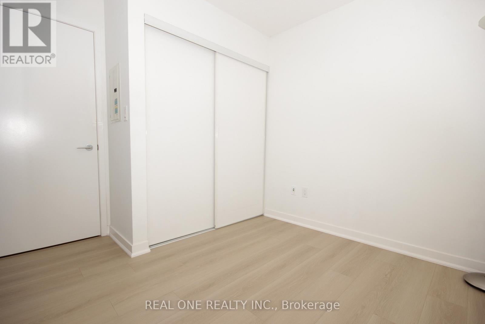 #727 10 CAPREOL COURT - 19
