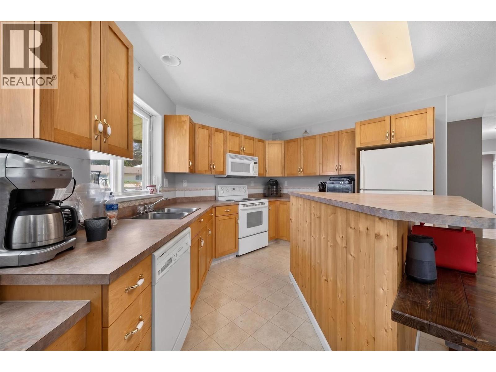 313 Hemlock Crescent N - 7