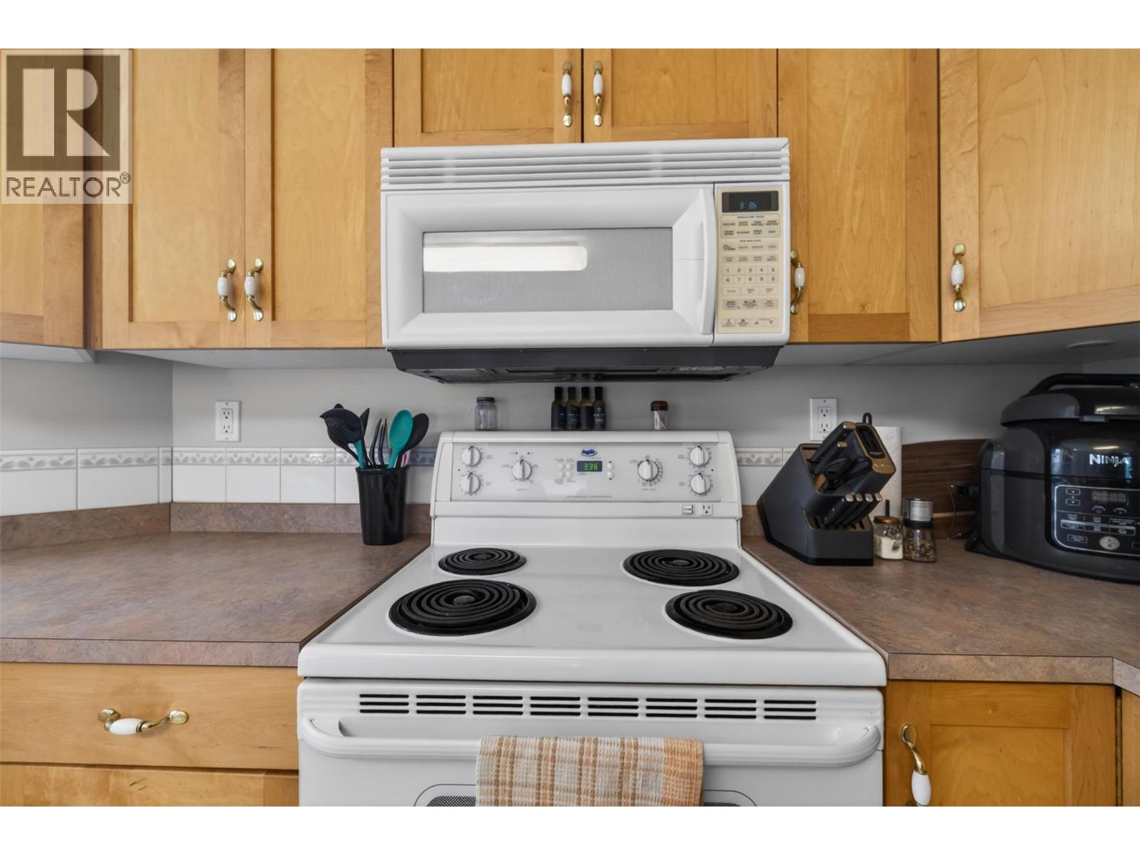 313 Hemlock Crescent N - 10