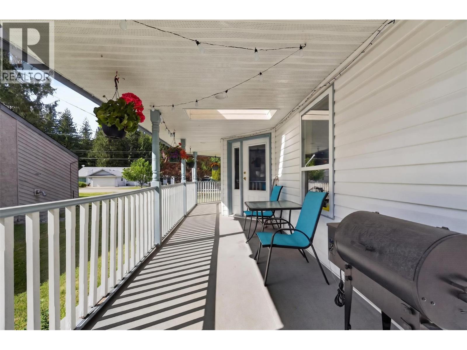 313 Hemlock Crescent N - 26
