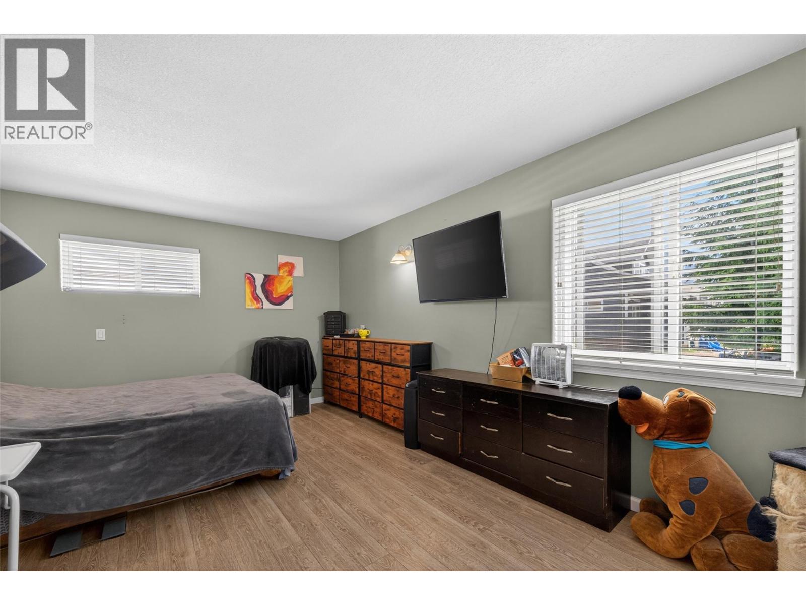 313 Hemlock Crescent N - 16